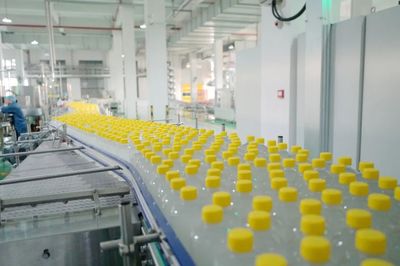 日產量破百萬瓶 紹興玻璃瓶飲料工廠的30人高效生產奇跡